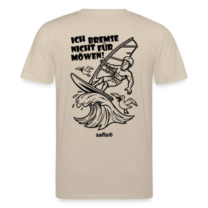 Schwarzer Backprint auf einem beigen safis® T-Shirt aus Bio-Baumwolle mit der Aufschrift 'ICH BREMSE NICHT FÜR MÖWEN!'. Die Cartoon-Grafik zeigt einen Windsurfer mit Helm auf einer Welle, umringt von fliegenden Möwen. Nachhaltige Windsurf-Kleidung.-Möwe- Unisex Bio-T-Shirt CREATOR Backprint - Beige
