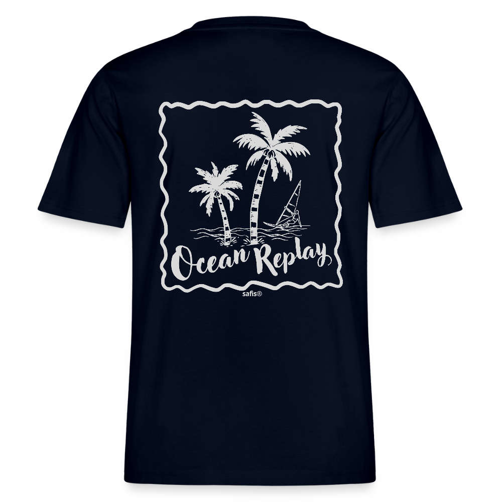 Vorder- und Rückansicht eines navyfarbenen Relaxed Fit T-Shirts mit weißem Ocean Replay Rückenprint, der Palmen und einen Windsurfer zeigt.