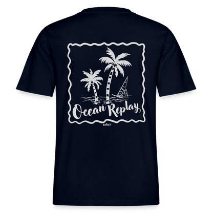 Vorder- und Rückansicht eines navyfarbenen Relaxed Fit T-Shirts mit weißem Ocean Replay Rückenprint, der Palmen und einen Windsurfer zeigt.