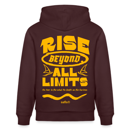 Detailansicht des gelben Backprints 'RISE BEYOND ALL LIMITS' auf einem maroonfarbenem Hoodie von safis®. Der Windsurf-Slogan 'No fear in the wind No limits on the horizon' ist in Schreibschrift zu sehen, darunter das safis® Logo. -rise all limits- Unisex Bio-Hoodie CRUISER - Maroon