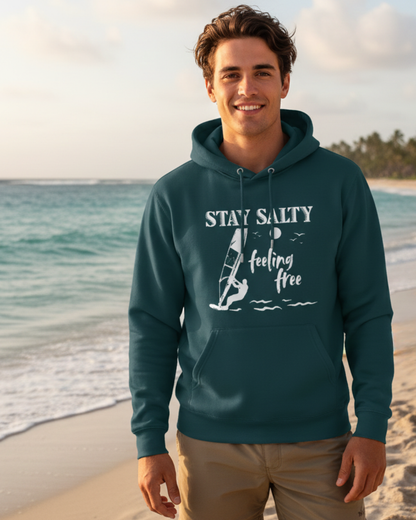 Junger Mann am Strand mit einem Meerblauen Windsurfing Hoodie, Stay salty, feeling free